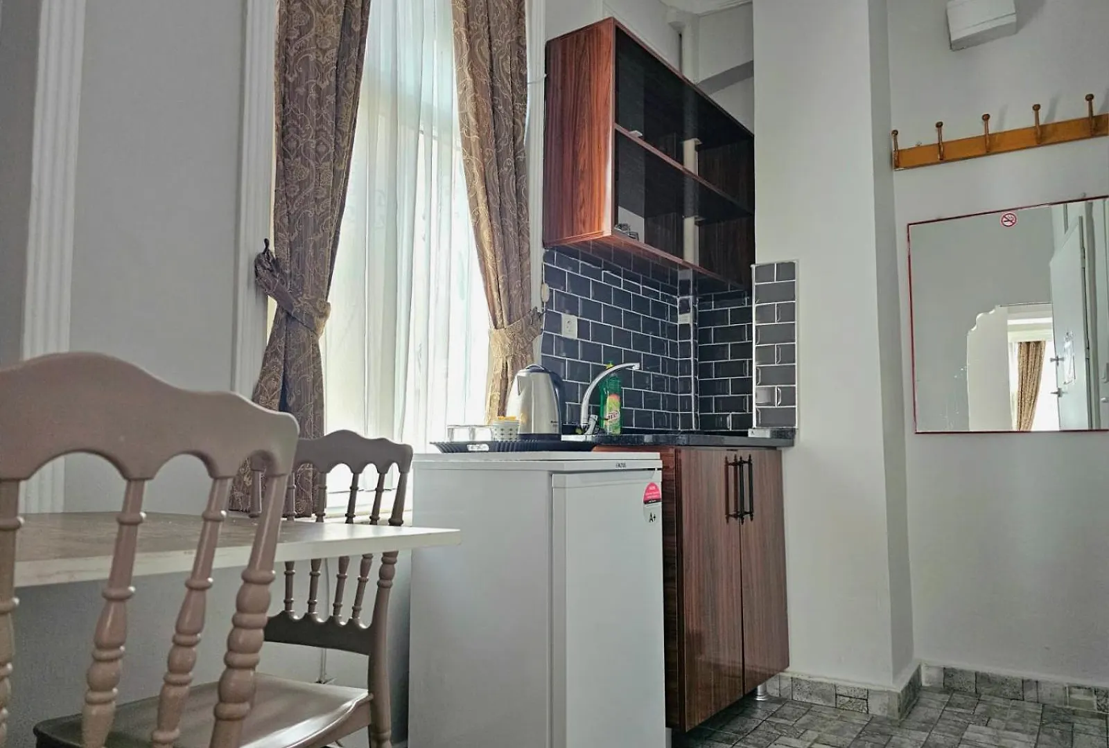Grey House Apartments - Historical Peninsula